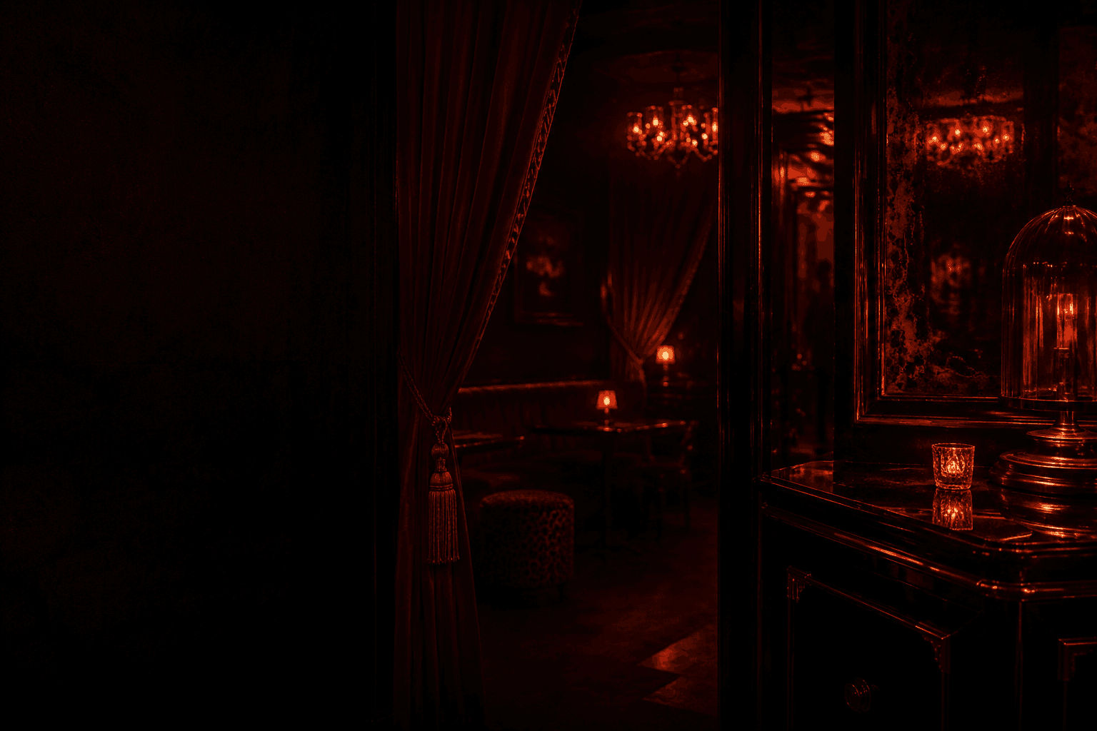 Salon nocturne aux velours pourpres et aux reflets dorés